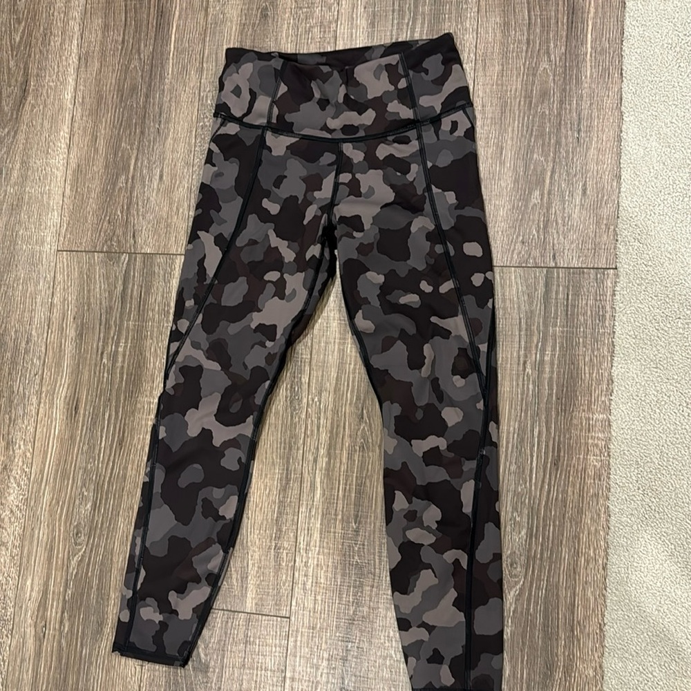 Athleta 7/8 leggings size small “lightening Camo”